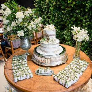 Mesa de Bolo e doces por Bella Buffet