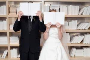A decorao do seu casamento composta por livros. 