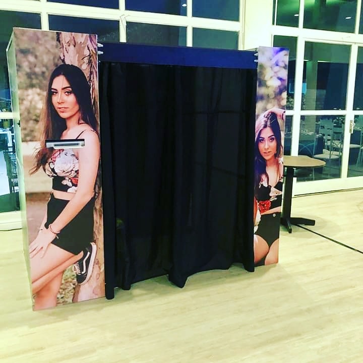 Tenha esta linda cabine de fotos personalizada  no seu evento!